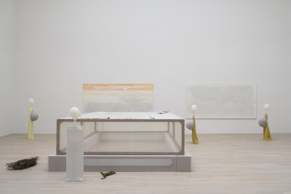 In den Giardini gehrt auch der Britische Pavillon mit einer nur vordergrndig melancholisch-fragilen Installation von Cathy Wilkes zu den gelungenen Lnderbeitrgen.