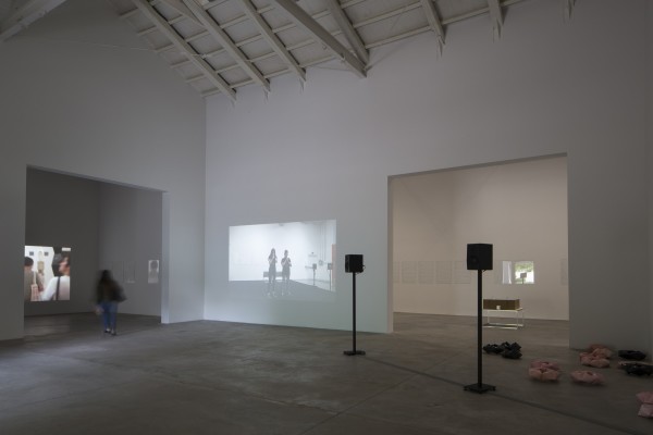 Perforated im Spanischen Pavillon: Itziar Okariz und Sergio Prego nutzen Performance, Skulptur, Sound und Video fr eine Auseinandersetzung mit der Konstruktion und Dekonstruktion von Raum jenseits von physischer Materie.