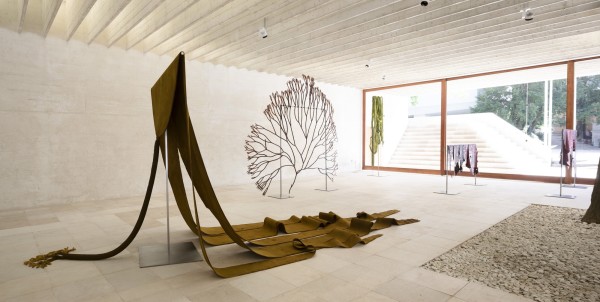 Weather Report im Nordischen Pavillon berrascht mit sthetischen Interieurs, die sich als Arbeiten von nabbteeri, Ane Graff und Ingela Ihrman zu Themen wie Klimawandel und Artensterben entpuppen.