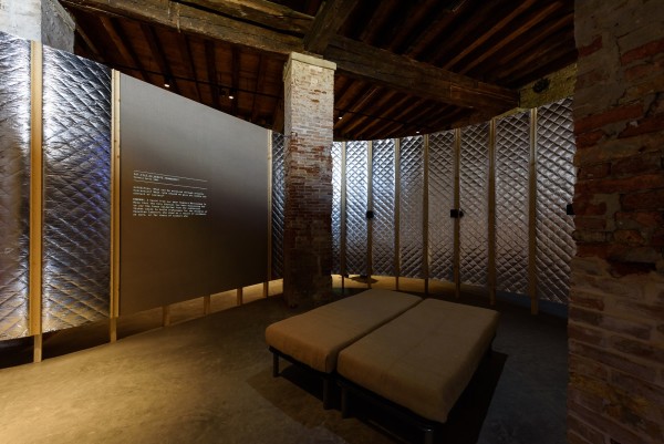 Das Londoner V&A-Museum ist wie immer mit einer eigenen Ausstellung vertreten. Marysia Lewandowska entwirft in �It�s About Time� das invertierte Bild einer Biennale-Historie, in der nicht M�nner, sondern Frauen dominieren.