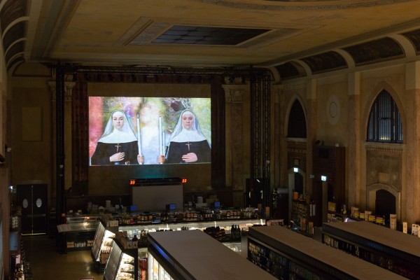 Auf der alten Leinwand ist whrend der Ausstellung ein passendes Performance-Filmprogramm zu sehen, unten knnen die Besucher einkaufen.