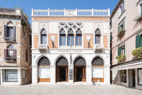 Hillary im Teatro Italiano: Das einstige Kino wird heute als Supermarkt genutzt. The Internet Saga und Zuecca Projects zeigen hier eine Installation von Kenneth Goldsmith ber den Email-Skandal um Hillary Clinton.