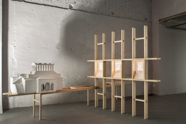 Mr. Stigl im Griechischen Pavillon erzhlt von produktiven Missverstndnissen der offiziellen Geschichtsschreibung. Im Bild eine Installation von Zafos Xagoraris ber Peggy Guggenheims Zwischenmiete des Pavillons in Zeiten der griechischen Diktatur.