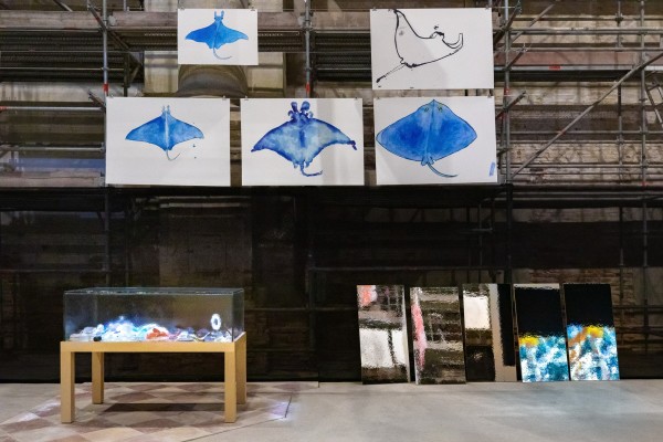 Au�erdem interessant: Joan Jonas, die 2015 den amerikanischen Pavillon gestaltete, ist mit einer gro�en Installation im Ocean Space der TBA21�Academy von Francesca von Habsburg vertreten.