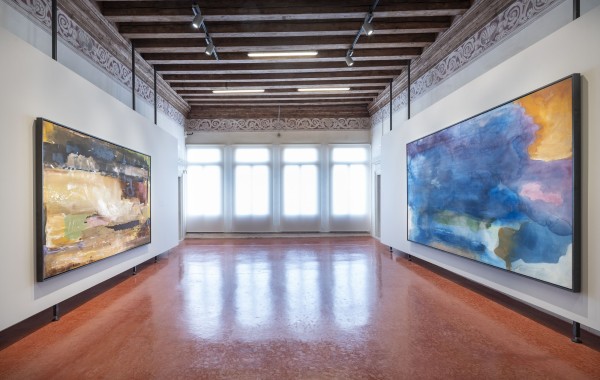 Im Palazzo wird auerdem eine Retrospektive der amerikanischen Malerin Helen Frankenthaler gezeigt.
