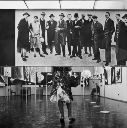 Blick in die Ausstellung Bauhaus: eine Ausstellung von Idee und Arbeit, von Geist und Leben am Bauhaus 19191928 und bis 1933, Mathildenhhe Darmstadt, 1961