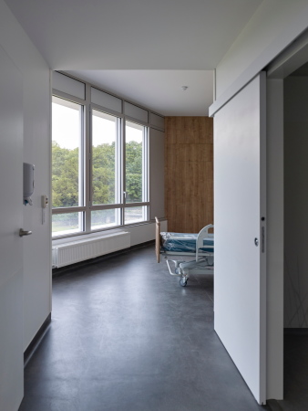 Hospitalanbau von Atelier Martel bei Paris