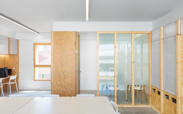 Die Raumteiler lassen viel Tageslicht durch.