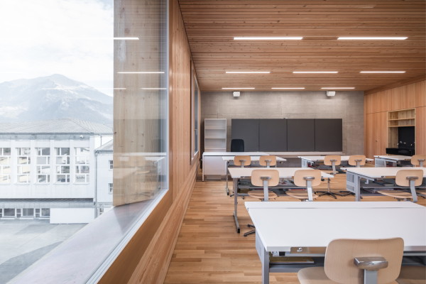 ... whrend die Klassenrume mit warmem Holz ausgefhrt sind.