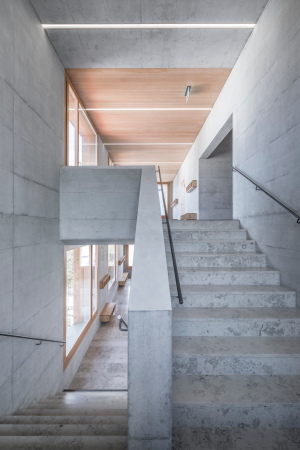 Auch im Kindergarten ist das Treppenhaus in samtig-rohem Beton ausgefhrt.