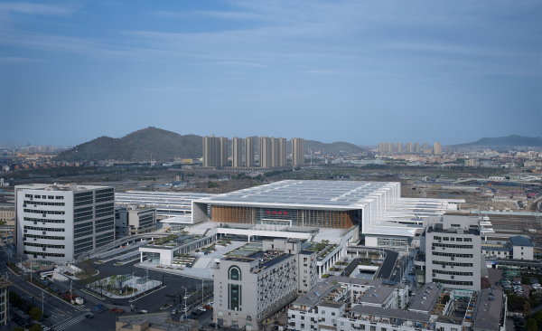 Die Dachflche ist laut den Architekten als fnfte Fassade ausgestaltet. Von den nahegelegenen Hgeln, sieht man die Struktur des Daches mit den Lichtbndern, die dem Verlauf der Gleisbahnen folgen.