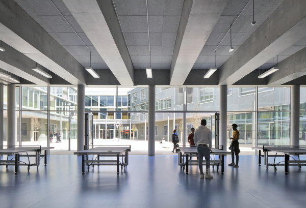 Schule bei Paris von Mikou Studio