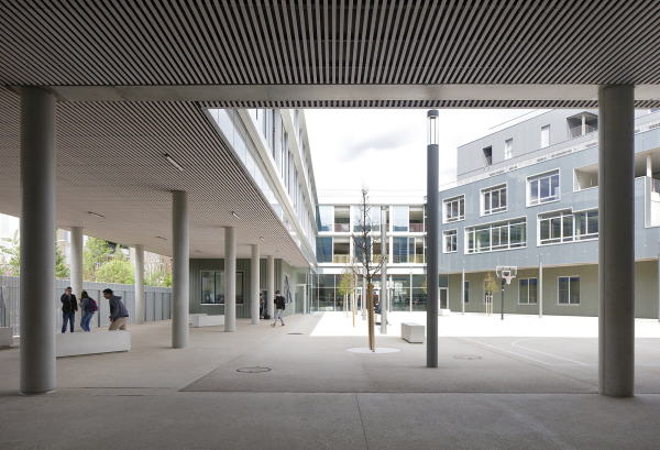Schule bei Paris von Mikou Studio