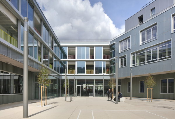Schule bei Paris von Mikou Studio
