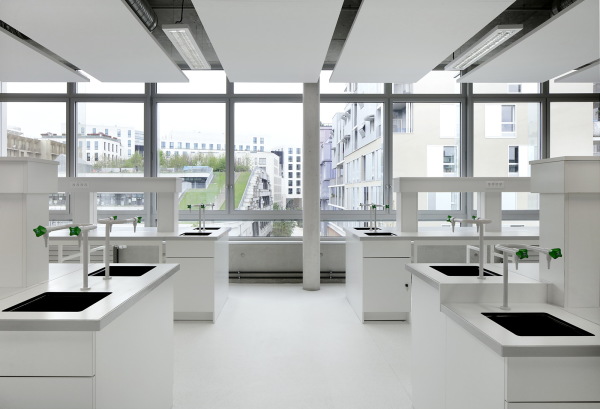 Schule bei Paris von Mikou Studio