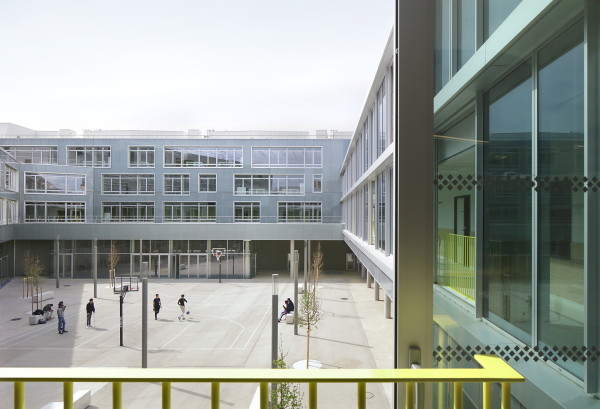 Schule bei Paris von Mikou Studio