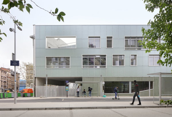 Schule bei Paris von Mikou Studio