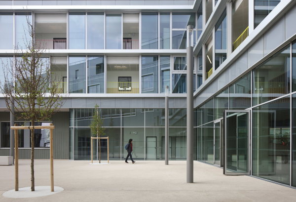 Schule bei Paris von Mikou Studio