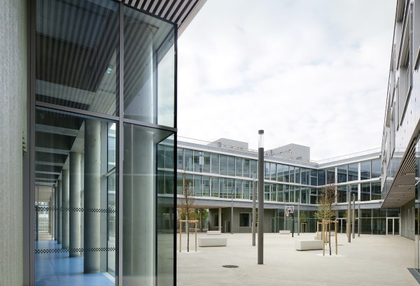 Schule bei Paris von Mikou Studio