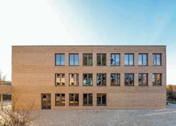 Erweiterungsbau fr einen Schulkomplex in Herzogenaurach von Br Stadelmann Stcker Architekten
