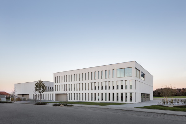 Produktionsgebäude von Landau + Kindelbacher in Sauerlach