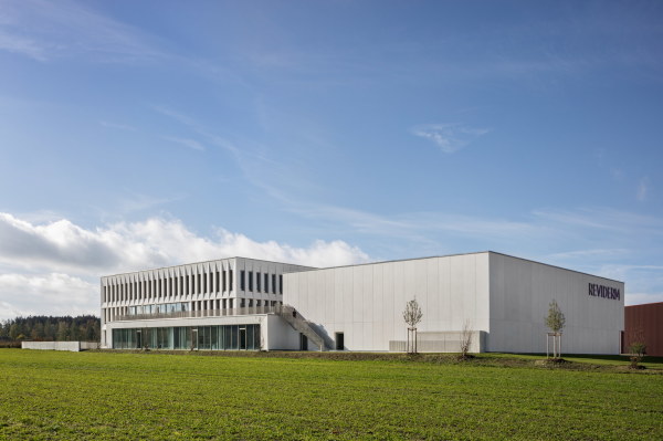 Produktionsgebäude von Landau + Kindelbacher in Sauerlach