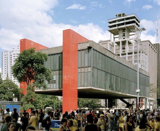 MASP (Museo de Arte de Sao Paulo), So Paulo, 2018, Architektin: Lina Bo Bardi  Fotografiert am Sonntag, wenn die Avenida Paulista fr den Verkehr gesperrt ist.
