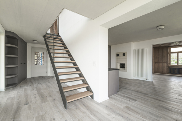 Die traditionelle Raumfolge, Laube mit neuer Stahltreppe, Kche und Stube wurde erhalten, der Raum um die Laube erweitert.