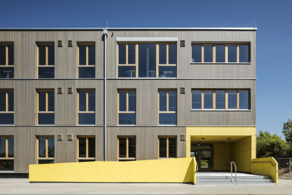 Trier, Rheinland-Pfalz: MobiSkul Mobile Schule, Holz-Neubau, Erhard Botta mit werk.um Architekten