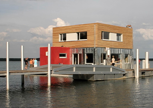 Richtfest fr erstes schwimmendes Haus in Brandenburg