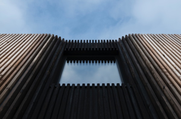 Im Bereich der behandelten Bretter verjngt sich die Fassadendicke.