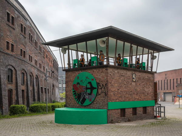 In einem ehemaligen Stellwerk in Bochum gastiert Suse Weber und fhrt hier zusammen mit Gsten die Betonoper: Die Taube auf.