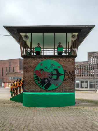 In einem ehemaligen Stellwerk in Bochum gastiert Suse Weber und fhrt hier zusammen mit Gsten die Betonoper: Die Taube auf.