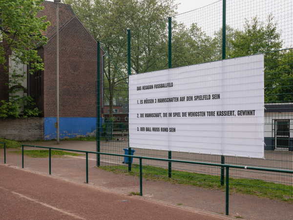 Roderick Buchanan: The Hexagon Pitch auf dem Fuballplatz des SC 1920 Oberhausen.