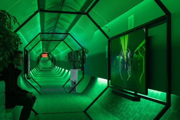 In einem unterirdischen Gang im Ruhrturm in Essen hat Lawrence Lek seine Arbeit Notel installiert.