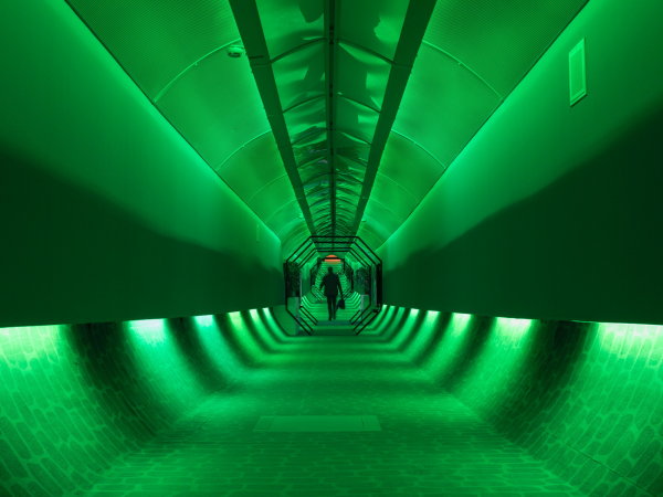 In einem unterirdischen Gang im Ruhrturm in Essen hat Lawrence Lek seine Arbeit Notel installiert.