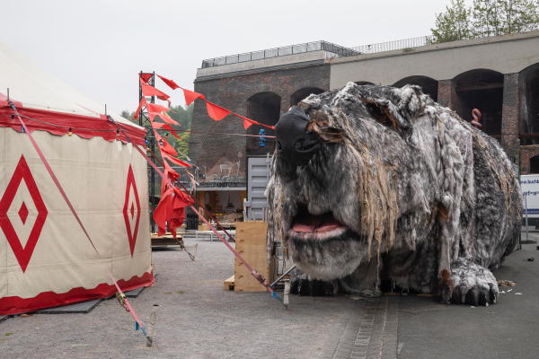 Die Hanseatische Materialverwaltung hat auf dem Vorplatz des Colosseums in Bochum einen gemeinntzigen Fundus installiert.