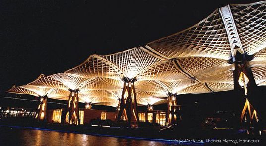 Beleuchtung des Expo-Daches (Architekt: Thomas Herzog)