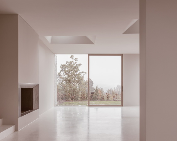 Wandhohe Fenster integrieren die umgebende Landschaft in den Innenraum.