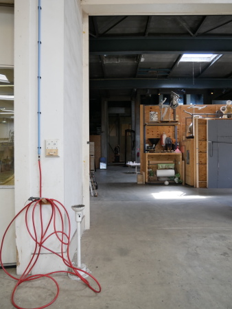 Die Lagerhalle nutzt AVL als Atelier und Werkstatt.