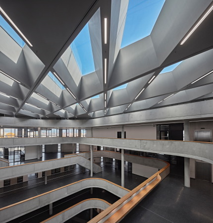 Die Fotos des leeren Gebudes entstanden im Auftrag des Leuchtenherstellers Performance iN Lighting und erlauben einen konzentrierten Blick auf Struktur und Materialitt des Gebudes.