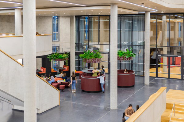 Das Konzept fr die Innenraumgestaltung stammt vom Berliner Bro Kinzo, das zusammen mit HENN bereits den Wettbwerb 2015 bearbeitete.