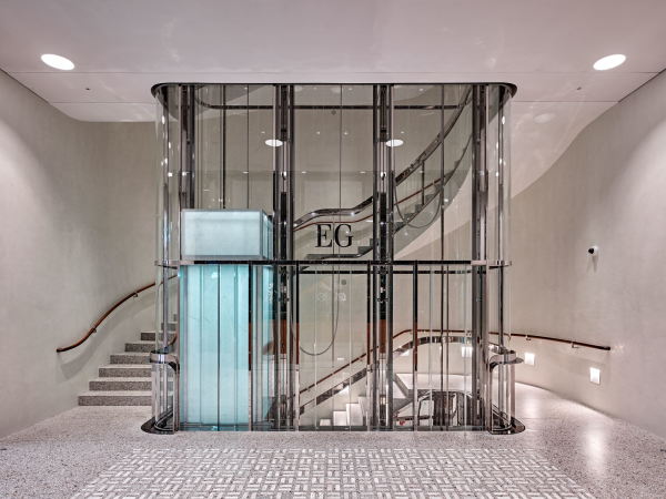 Die Glserne Aufzugsrhre soll Transparenz und Offenheit vermitteln.