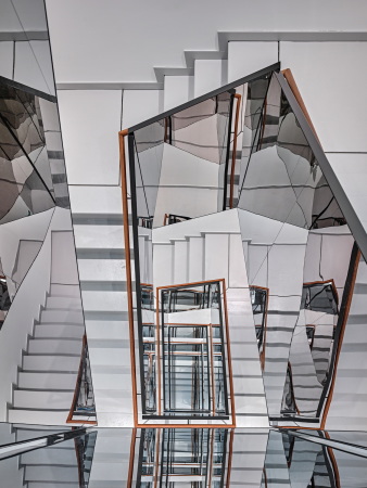 Verspiegelte blenden in den �brigen Treppenaufg�ngen...