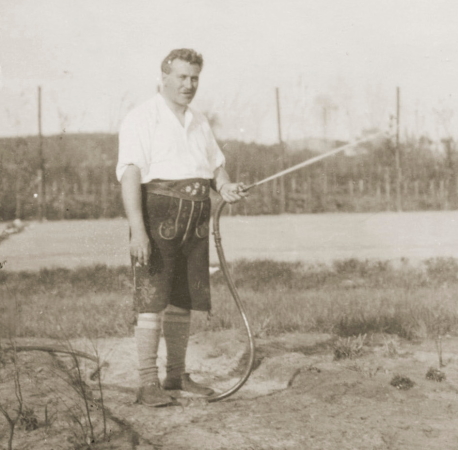 Hausherr Alfred Alexander Anfang der 1930er Jahre in Lederhosen beim Wssern des Gartens.