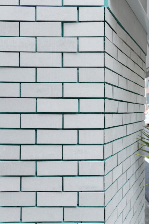 Die Elemente aus Zement entsprechen den Maen der Bestandssteine und sitzen auf einer mintgrnen Ausgleichsmasse.