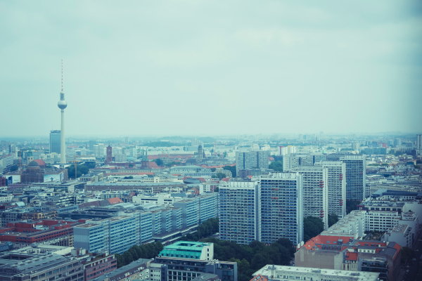 Der Fernsehturm am Alexanderplatz bleibt vorerst der hchste Bau der Stadt.