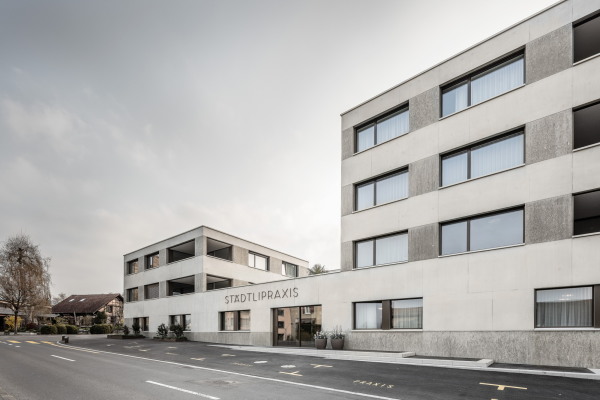 Wohn- und Gesch�ftshaus von Dolmus Architekten in Sempach