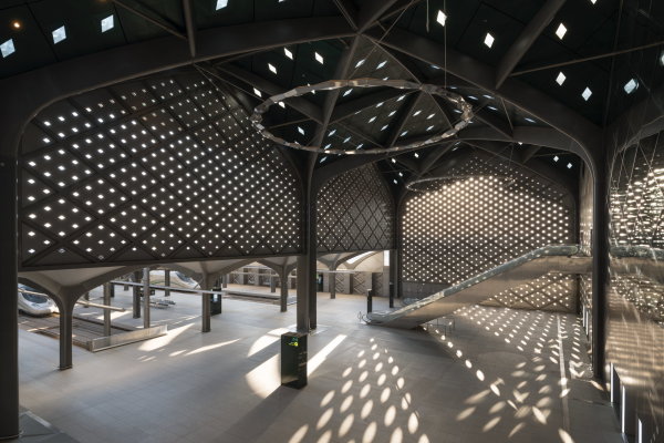 Die Wartehalle in Medina mit rhombenfrmigen Aussparungen in der Dachhaut