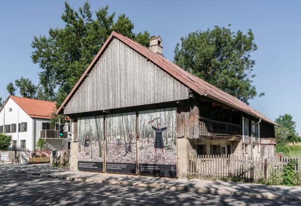 Das alte Bauernhaus mit Stube und Wirtschaftstrakt stammt von 1751. Das Kunstprojekt „Geschichten aus dem Derzbachhof“ von Jutta Görlich und Edward Beierle begleitet den Umbau.